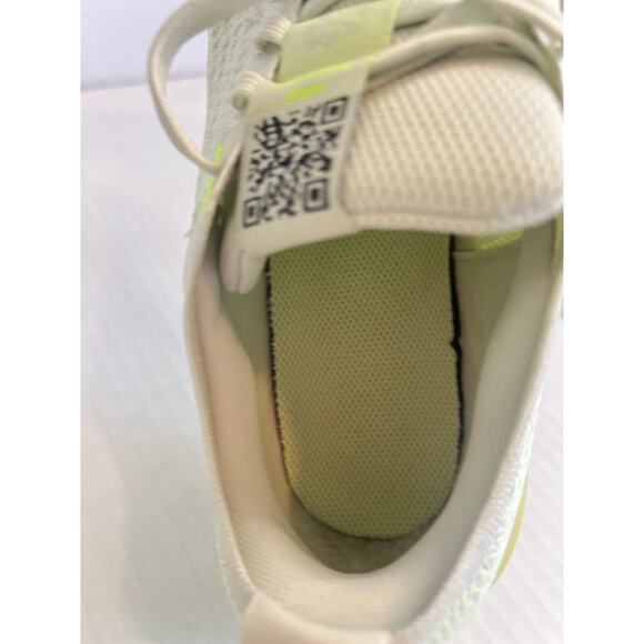 Nike Interact Run sneakers Womens pale green colorway Size 8.5 - Picture 4 of 13